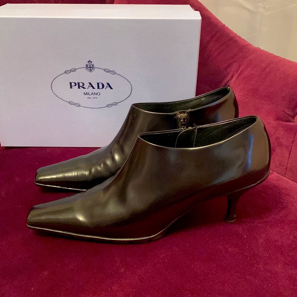PRADA KITTEN HEEL BLACK LEATHER  2 INCH HEEL W/ SIDE ZIPPER SIZE 9 BOOTIE